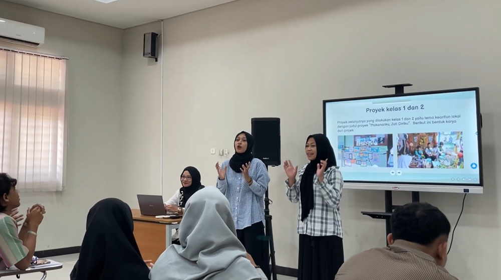 Ruang kelas untuk diskusi dan kerja kelompok mahasiswa PGMI